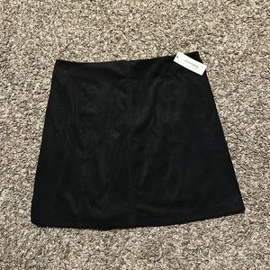 NWTS‼️Faux suede mini skirt‼️